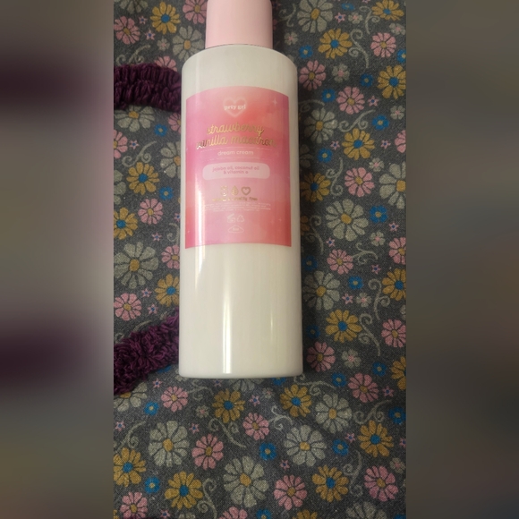 PRTY GRL BEAUTY STRAWBERRY VANILLA MACARON DREAM CREAM NWT - Picture 2 of 3